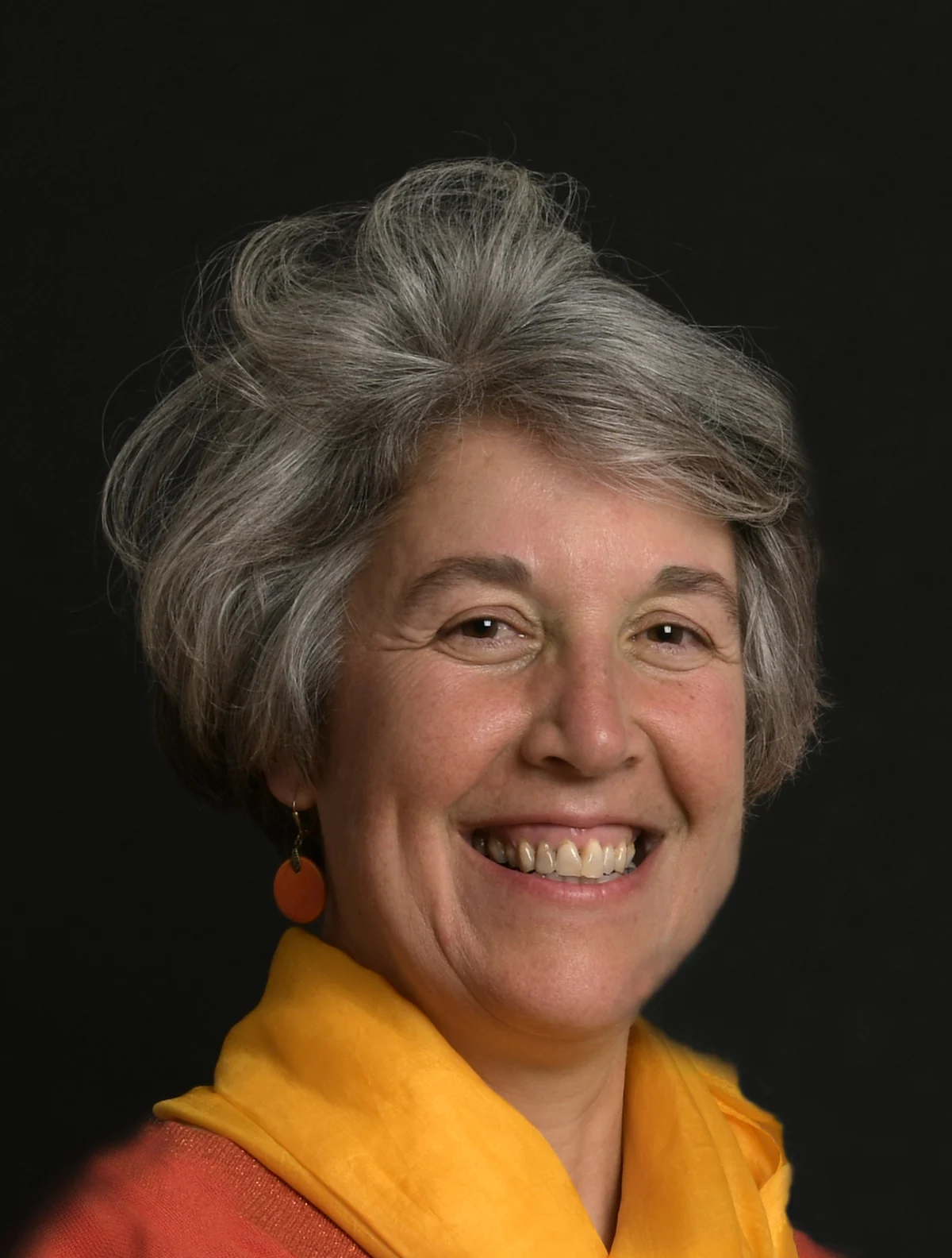 Portrait de Raphaële Volpi, souriante, foulard safran