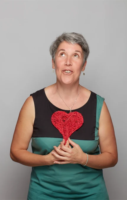 Raphaële tient un cœur rouge contre elle